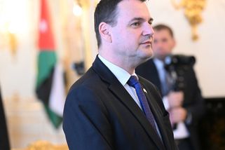 Macinka se utrhl ze řetězu. Pozurážel novináře a tvrdě si kopl do Němcové